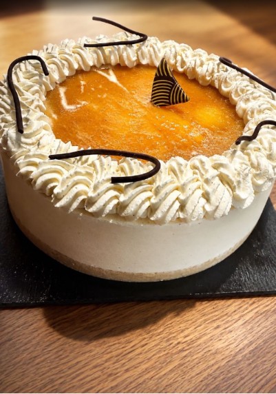Gâteau à la crème et coulis d'orange