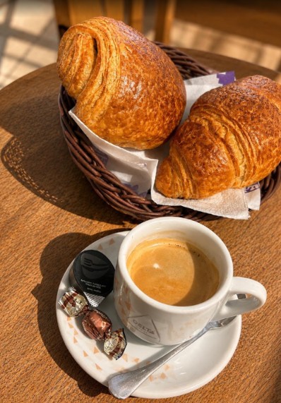 Croissants frais et café