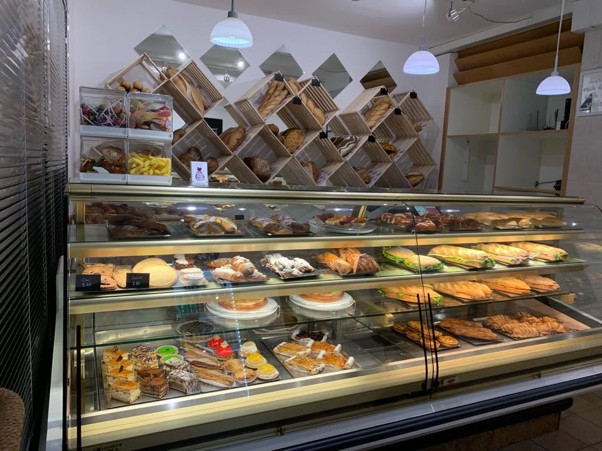 Comptoir de pains et viennoiseries de la boulangerie Le Grand Sac'à Pain